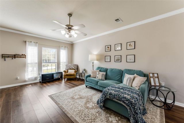 512 Forest Village Circle, La Marque, TX 77568