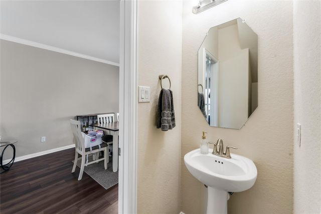 512 Forest Village Circle, La Marque, TX 77568