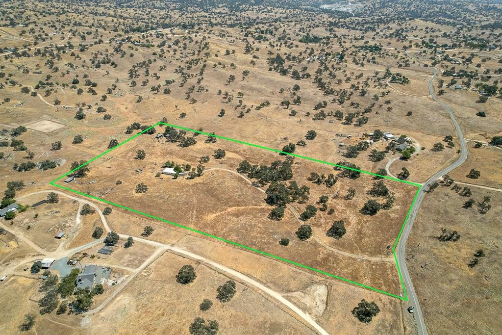 Image 14 of property listing at 39641 Road 406, Madera, CA 93636