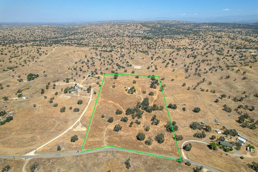 Image 5 of property listing at 39641 Road 406, Madera, CA 93636
