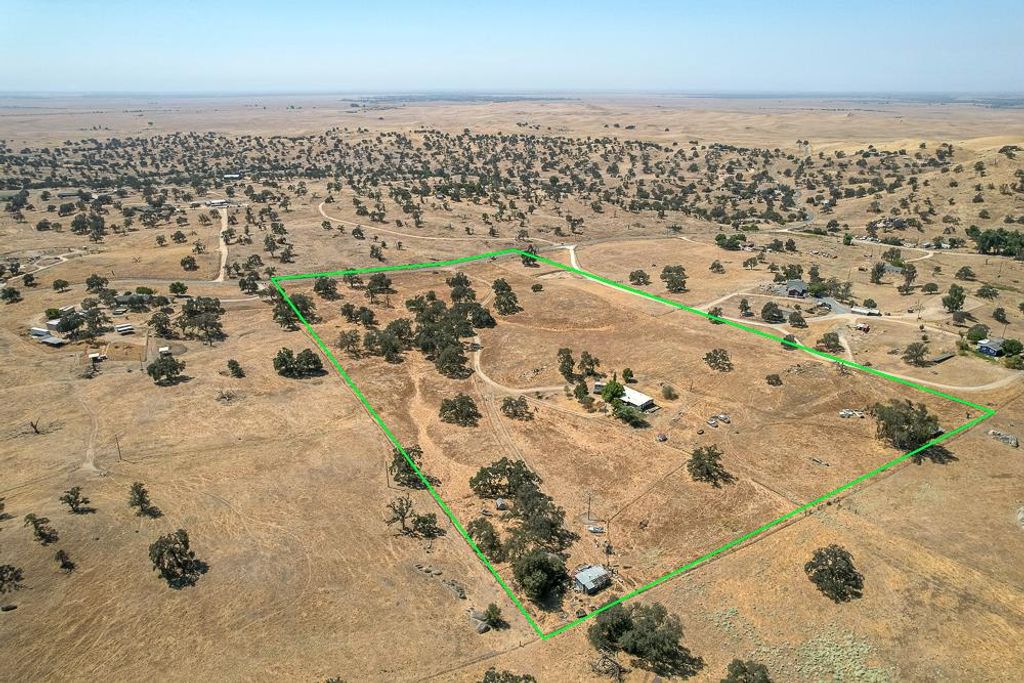 Image 9 of property listing at 39641 Road 406, Madera, CA 93636