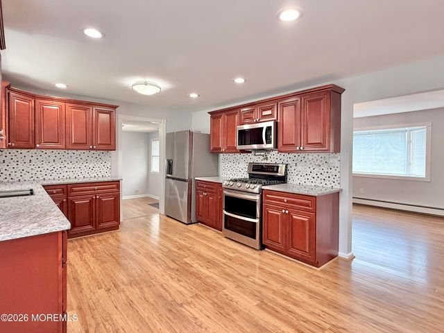 27 3rd Avenue, Toms River, NJ 08757