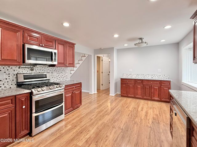 27 3rd Avenue, Toms River, NJ 08757