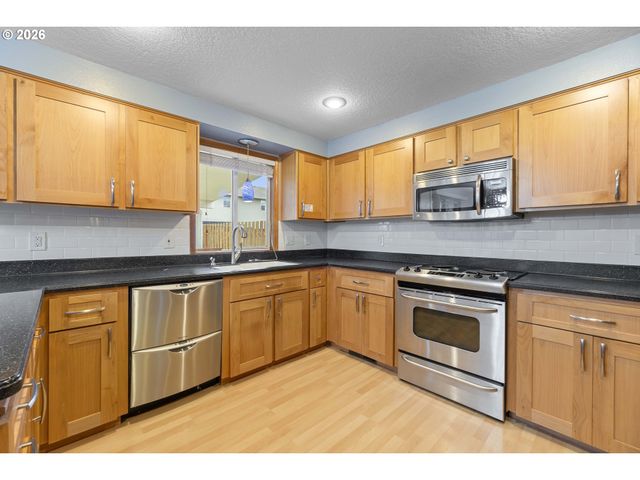 21612 Sw KRISTIN Ct, Beaverton, OR 97003