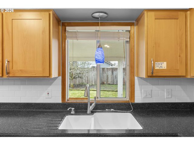 21612 Sw KRISTIN Ct, Beaverton, OR 97003