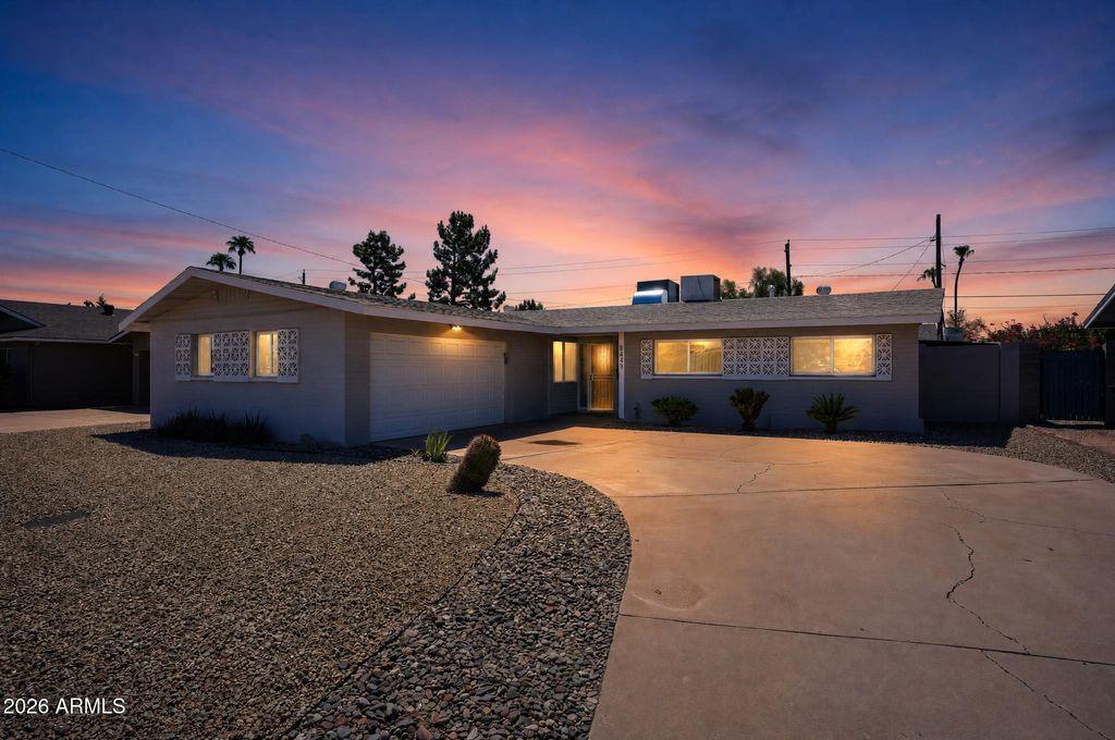 8449 E JACKRABBIT Road, Scottsdale, AZ 85250 — photo 2