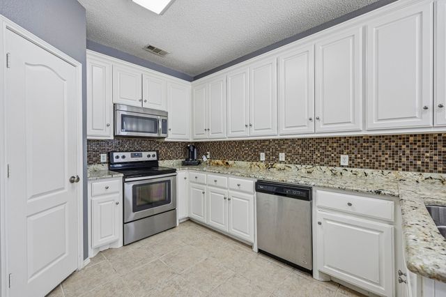 1910 Bentwood Court, Grapevine, TX 76051