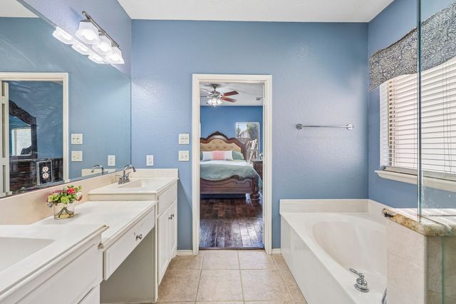 1910 Bentwood Court, Grapevine, TX 76051