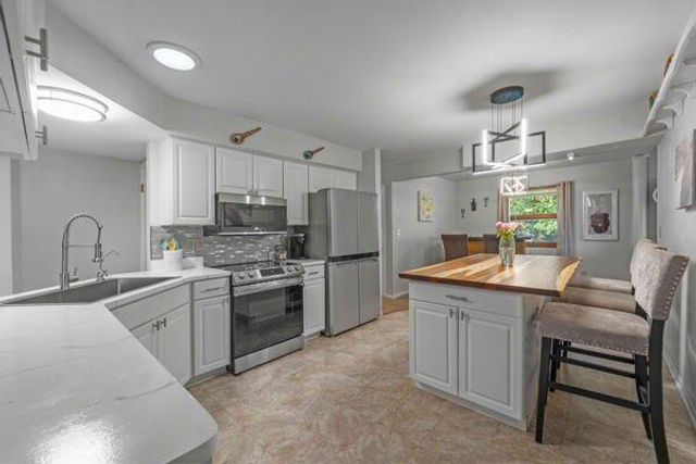 3606 E Norport DRIVE, Port Washington, WI 53074