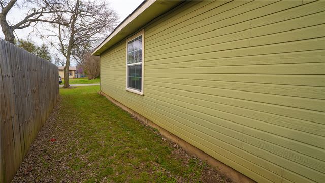 323 Texas Street, Pottsboro, TX 75076