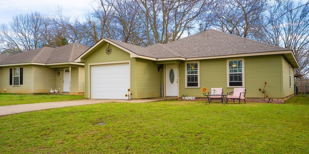 323 Texas Street, Pottsboro, TX 75076