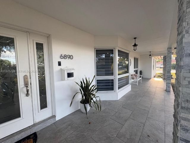 6890 Winged Foot Dr, Hialeah, FL 33015