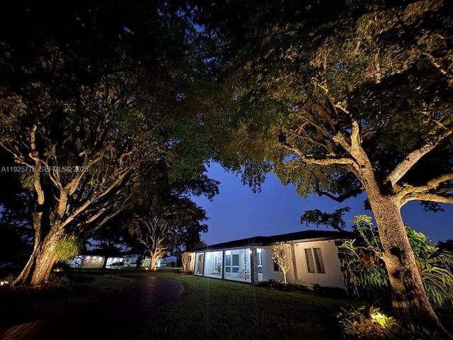 6890 Winged Foot Dr, Hialeah, FL 33015