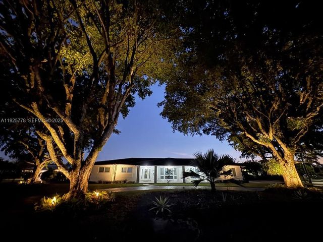 6890 Winged Foot Dr, Hialeah, FL 33015