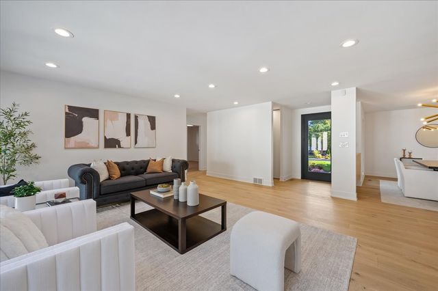 1666 Cloverdale Avenue, Highland Park, IL 60035