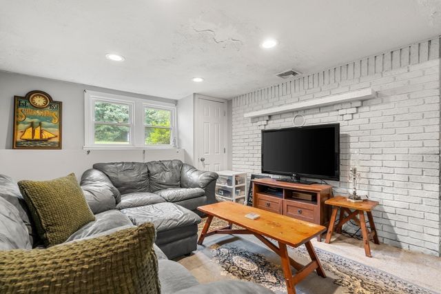 20 Robinhood Lane, Billerica, MA 01821