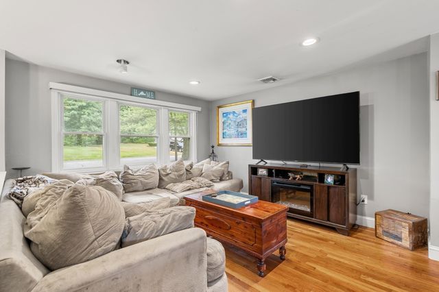 20 Robinhood Lane, Billerica, MA 01821