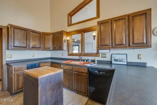 1734 Crockett Ridge, Bristol, VA 24201
