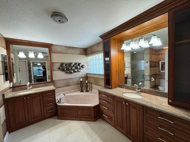 6693 Sun River Road, Boynton Beach, FL 33437