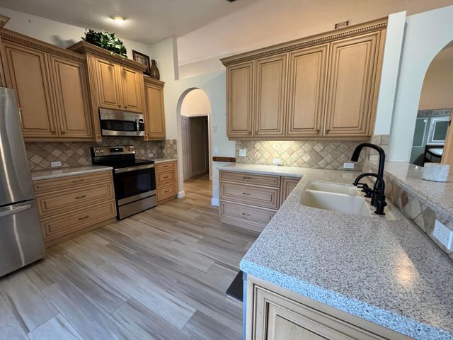 6693 Sun River Road, Boynton Beach, FL 33437