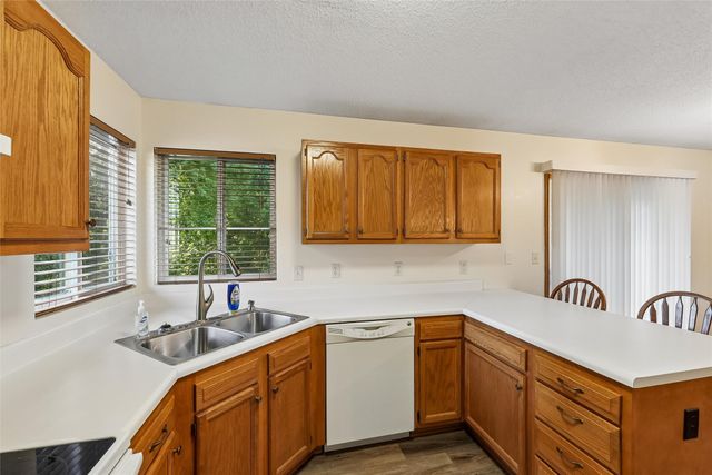 6915 Deerview Drive, Urbandale, IA 50322