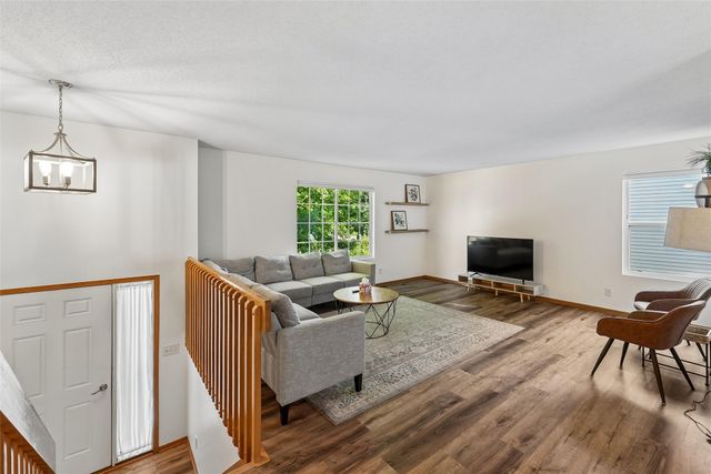 6915 Deerview Drive, Urbandale, IA 50322