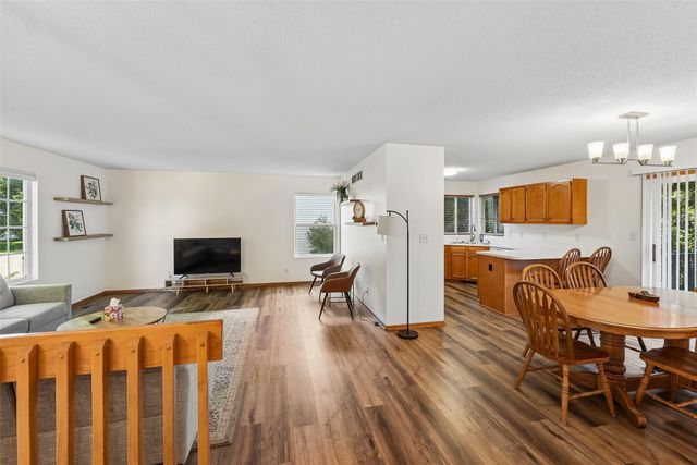 6915 Deerview Drive, Urbandale, IA 50322