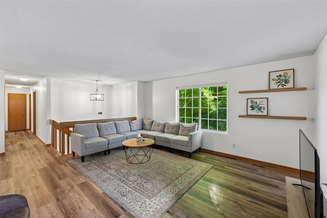 6915 Deerview Drive, Urbandale, IA 50322