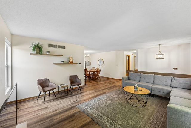 6915 Deerview Drive, Urbandale, IA 50322