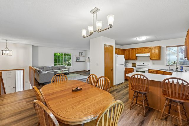 6915 Deerview Drive, Urbandale, IA 50322