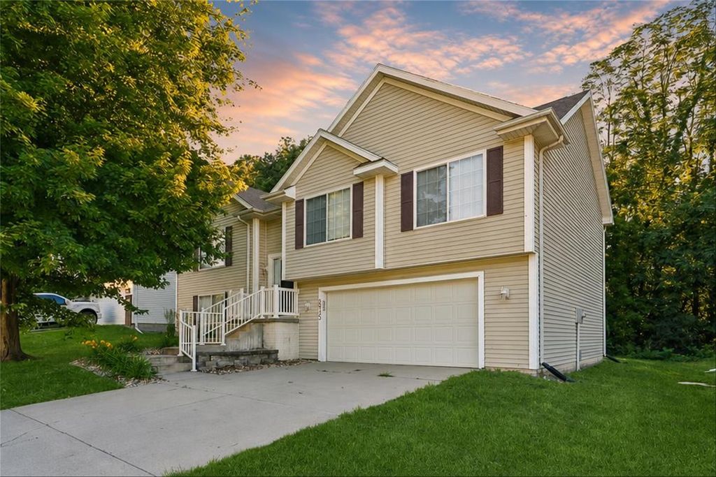 6915 Deerview Drive, Urbandale, IA 50322