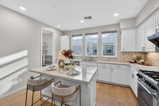 818 Gridley Terrace 4, Sunnyvale, CA 94085