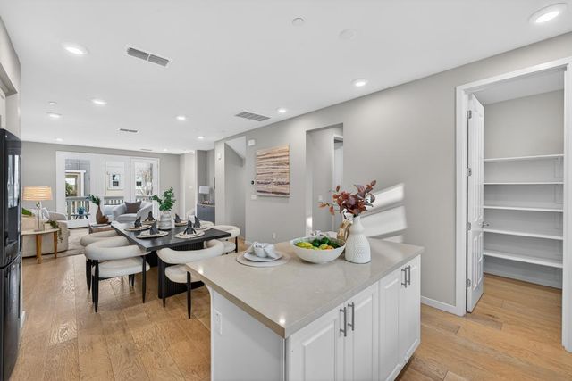 818 Gridley Terrace 4, Sunnyvale, CA 94085