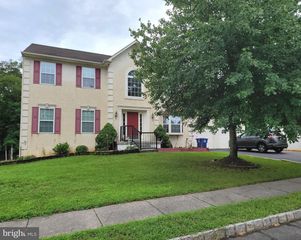 6 MONARCH DR, Burlington, NJ 08016