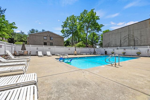 14 Bourbon St 25, Peabody, MA 01960