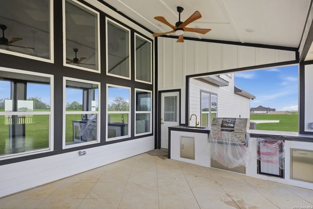 207 Hidden Ranch, Floresville, TX 78114