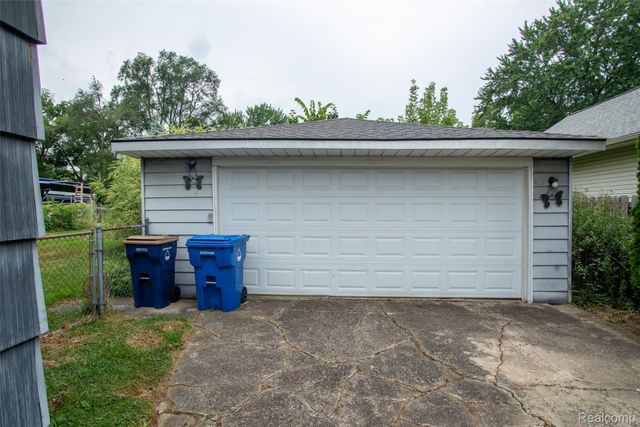 206 Coleman Drive, Waterford Charter Township, MI 48328