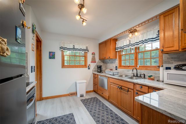206 Coleman Drive, Waterford Charter Township, MI 48328