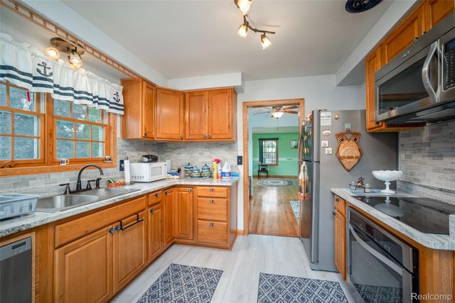 206 Coleman Drive, Waterford Charter Township, MI 48328