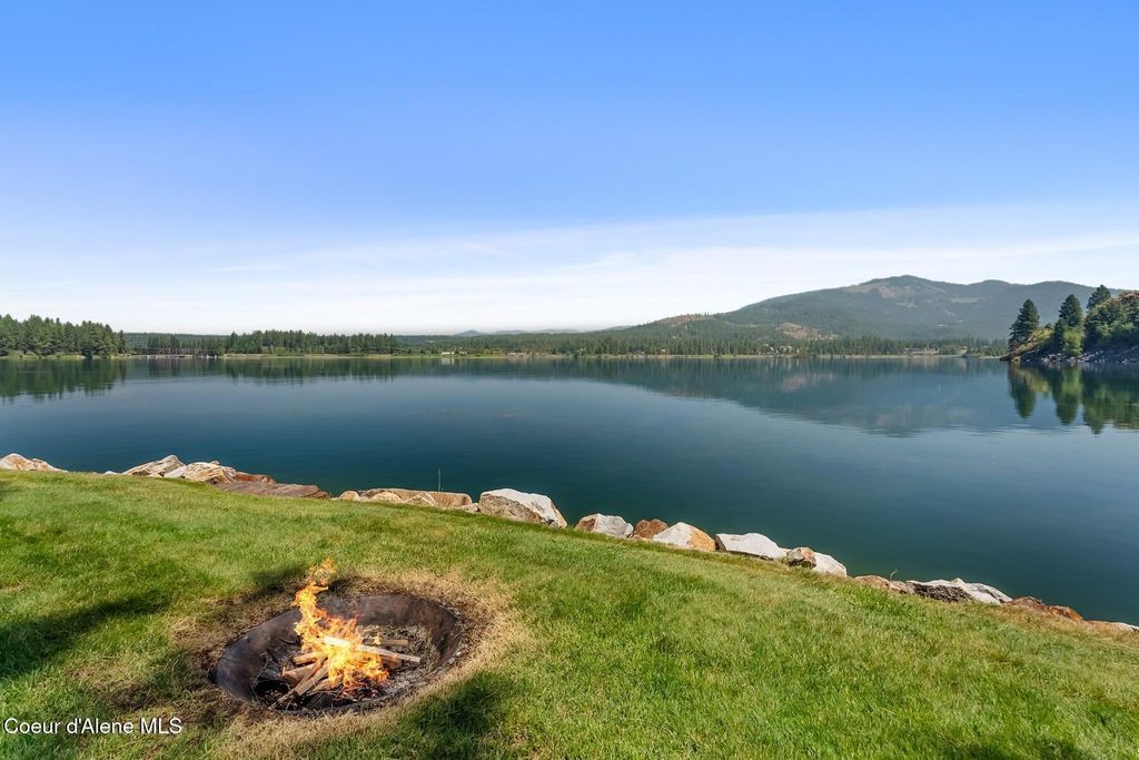 17325 Dufort Rd, Priest River, ID 83856