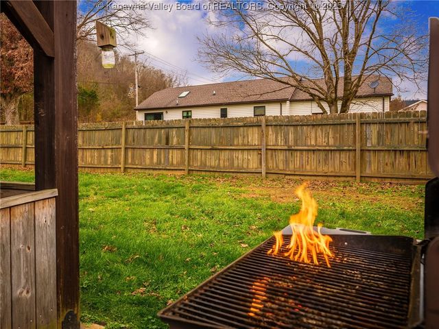 1 Hampton Road, Winfield, WV 25213