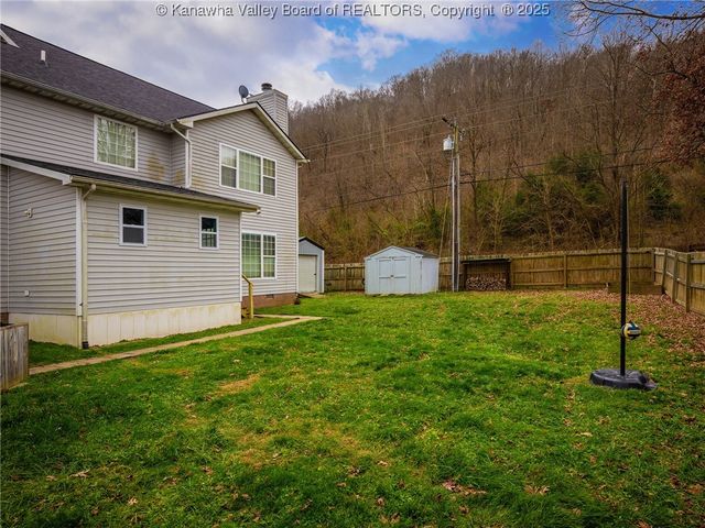 1 Hampton Road, Winfield, WV 25213