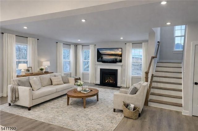 16 Glacier Way, Union Twp., NJ 08867