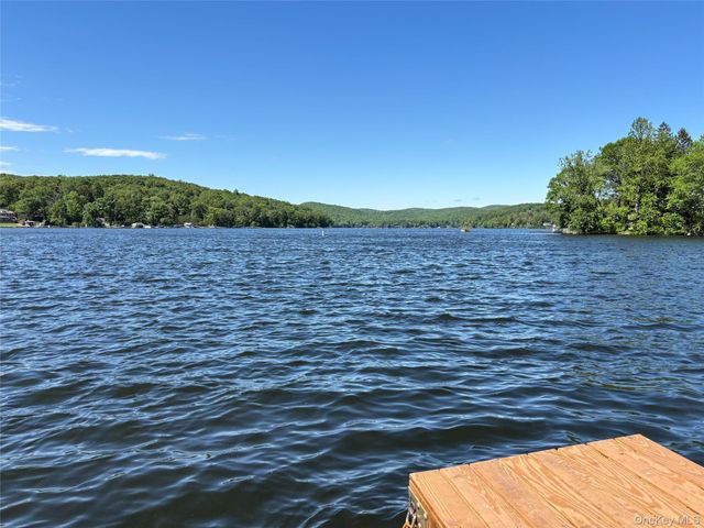 32 Shawnee Road, Putnam Valley, NY 10579