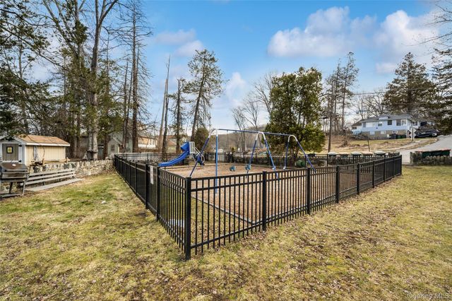 32 Shawnee Road, Putnam Valley, NY 10579