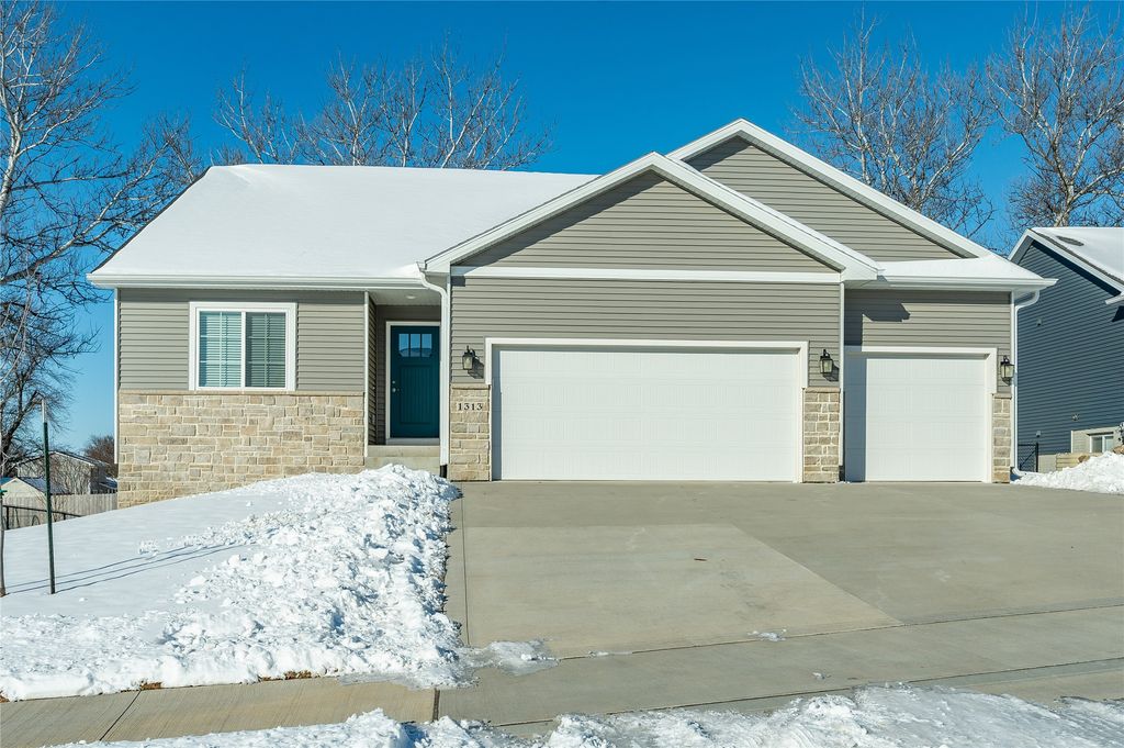 1313 Rolling Hills Drive, Norwalk, IA 50211