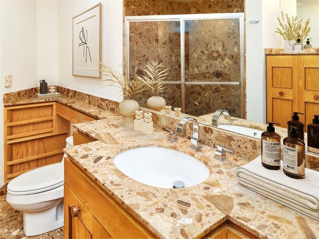 5000 Fifth 101, Shadyside, PA 15232