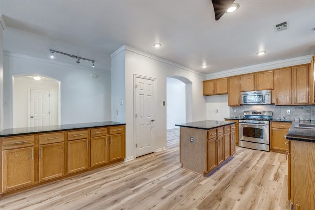 2440 Harbour Drive, Grand Prairie, TX 75054