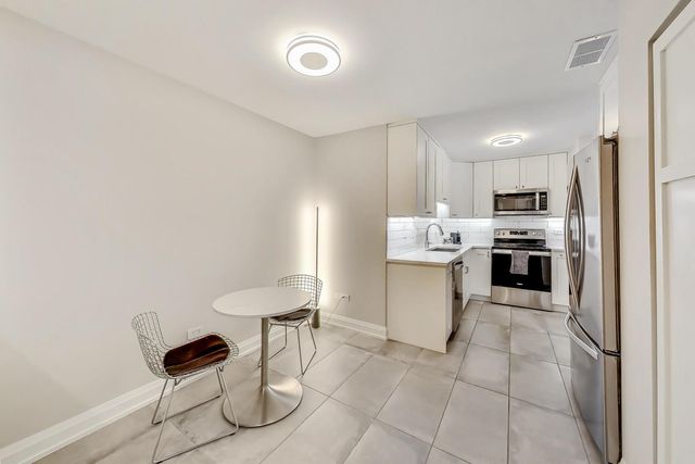 424 Park Avenue 205, River Forest, IL 60305