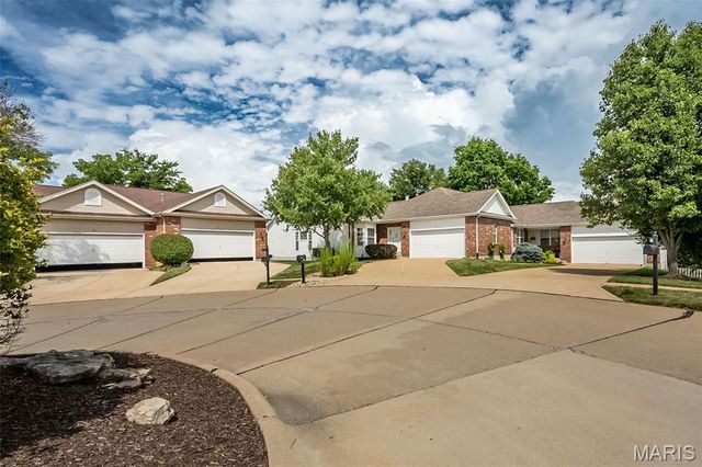 303 Holloway Ridge Court, Ballwin, MO 63011